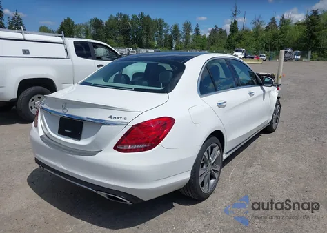 2015 Mercedes-Benz C 300 4Matic/Luxury 4Matic/Sport 4Matic z USA, uszkodzony, nr VIN 55SWF4KB8FU073494